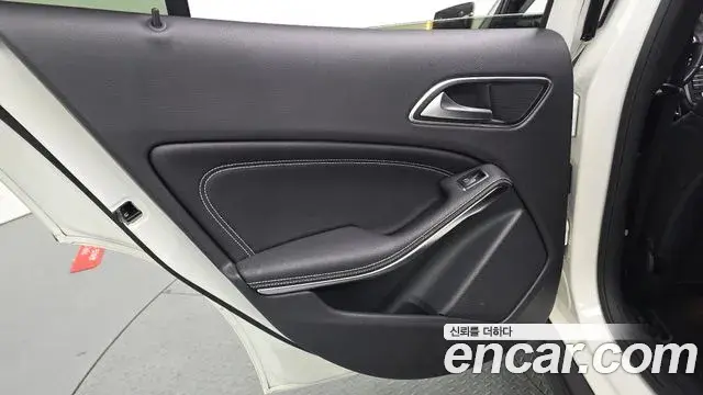 Mercedes-Benz GLA-Class 2019 — Şəkil 23/34