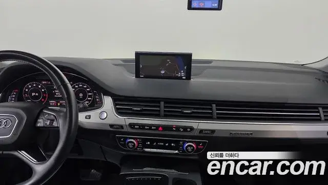 Audi Q7 2019 — ფოტო 24/30