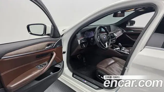 BMW 5 Series 2018 — Photo 11/34