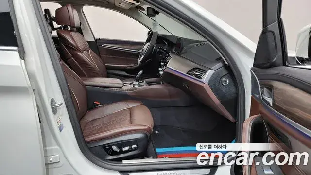 BMW 5 Series 2019 — Photo 19/35