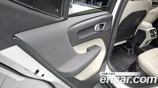 Volvo XC40 2023 — Şəkil 16/32