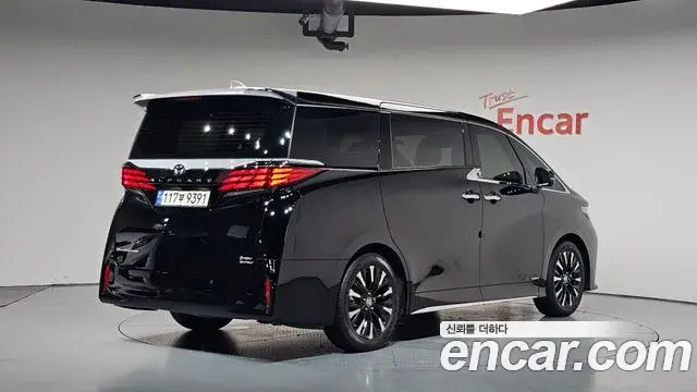 Toyota Alphard 2023 — Photo 2/20