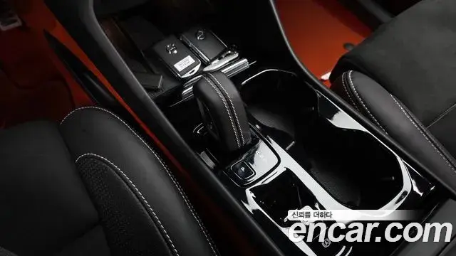 Volvo XC40 2020 — ფოტო 32/37