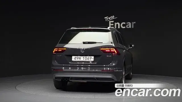 Volkswagen Tiguan 2018 — ფოტო 3/20