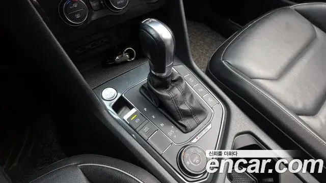 Volkswagen Tiguan 2018 — ფოტო 11/20