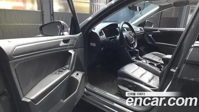 Volkswagen Tiguan 2018 — ფოტო 12/20