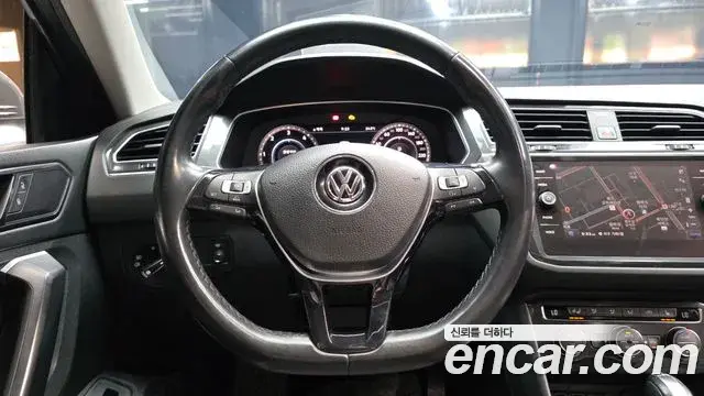 Volkswagen Tiguan 2018 — ფოტო 14/20