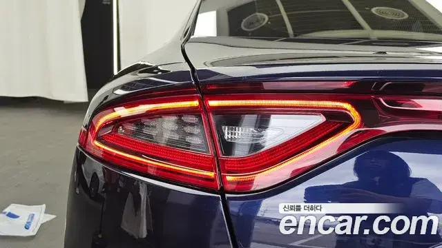 Kia Stinger 2018 — Şəkil 20/37