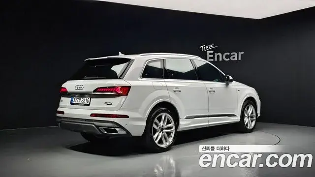 Audi Q7 2023 — Photo 2/20