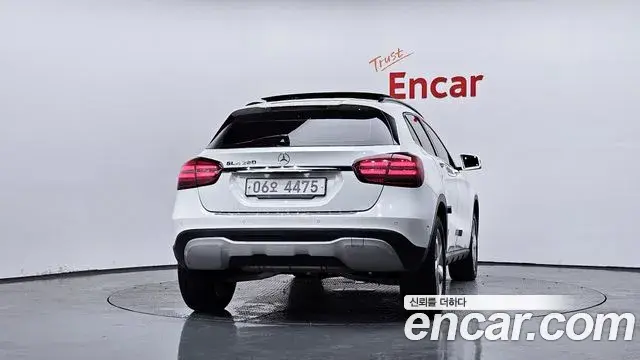 Mercedes-Benz GLA-Class 2018 — Şəkil 5/32
