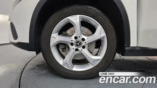 Mercedes-Benz GLA-Class 2018 — Şəkil 12/32