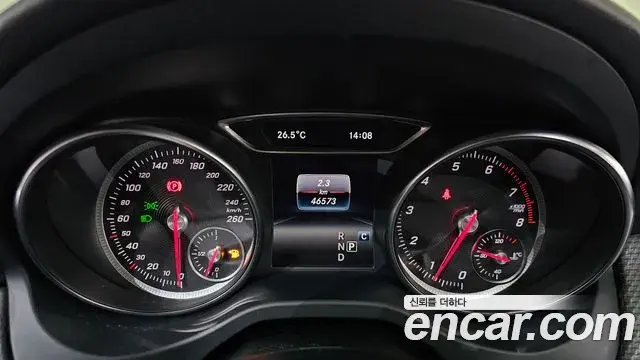 Mercedes-Benz GLA-Class 2018 — Şəkil 10/32