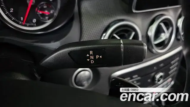 Mercedes-Benz GLA-Class 2018 — Şəkil 7/32
