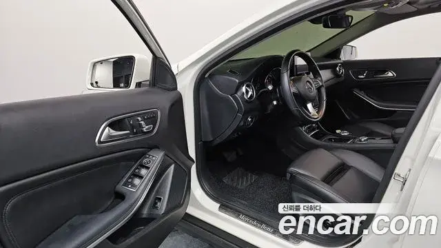 Mercedes-Benz GLA-Class 2018 — Şəkil 11/32