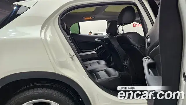 Mercedes-Benz GLA-Class 2018 — Şəkil 16/32