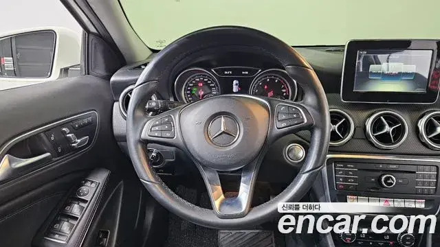 Mercedes-Benz GLA-Class 2018 — Şəkil 31/32