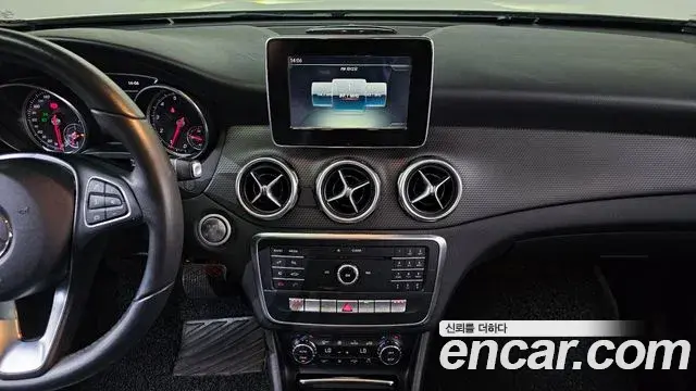 Mercedes-Benz GLA-Class 2018 — Şəkil 18/32