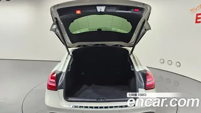 Mercedes-Benz GLA-Class 2018 — Şəkil 21/32