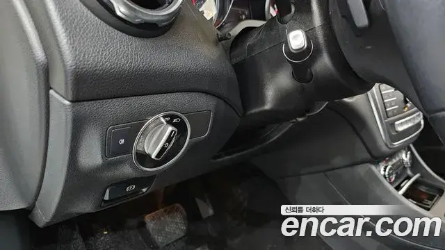 Mercedes-Benz GLA-Class 2018 — Şəkil 27/32