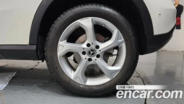 Mercedes-Benz GLA-Class 2018 — Şəkil 14/32