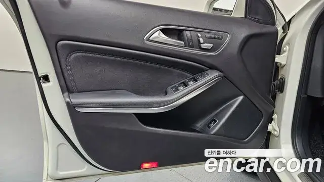 Mercedes-Benz GLA-Class 2018 — Şəkil 32/32