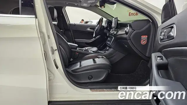 Mercedes-Benz GLA-Class 2018 — Şəkil 8/32