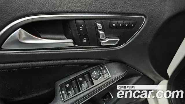 Mercedes-Benz GLA-Class 2018 — Şəkil 9/32