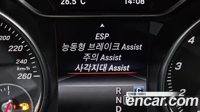Mercedes-Benz GLA-Class 2018 — Şəkil 23/32