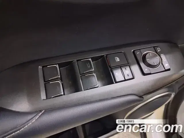 Lexus NX300h 2018 — Photo 8/20