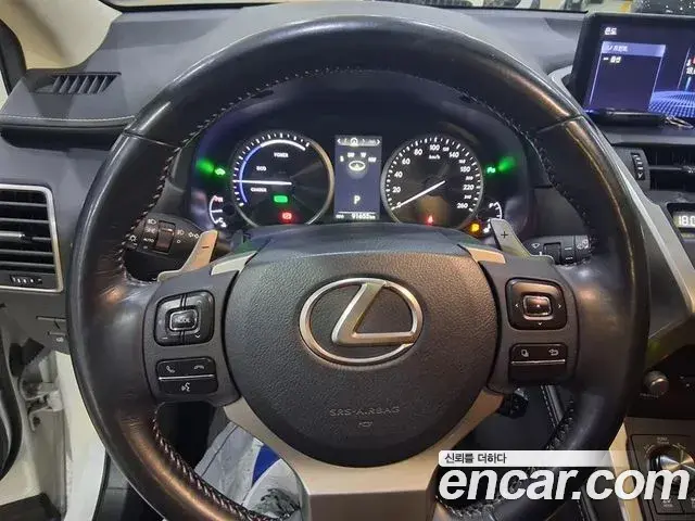Lexus NX300h 2018 — Photo 11/20
