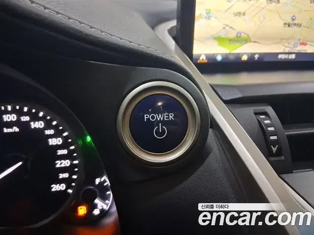 Lexus NX300h 2018 — Photo 16/20