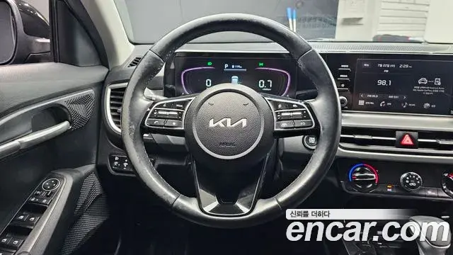 Kia Seltos 2023 — Photo 2/20