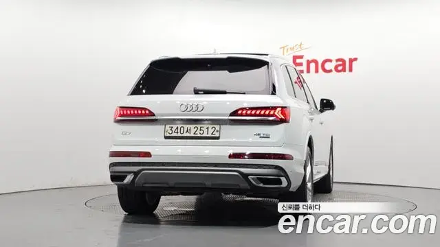 Audi Q7 2020 — Şəkil 32/34
