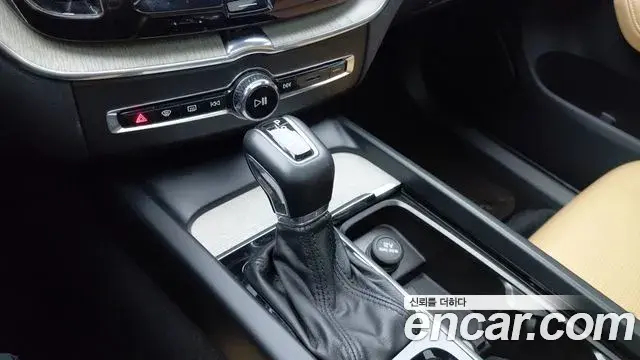 Volvo XC60 2019 — Şəkil 18/20