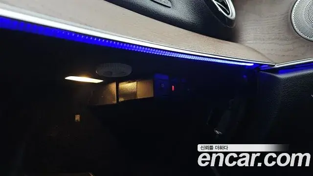 Mercedes-Benz E-Class 2019 — Şəkil 37/39