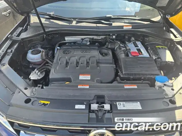 Volkswagen Tiguan 2018 — ფოტო 8/20