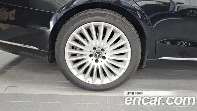 Mercedes-Benz S-Class 2019 — Photo 5/20