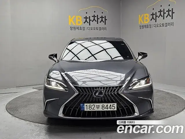 Lexus ES300h, 2022
