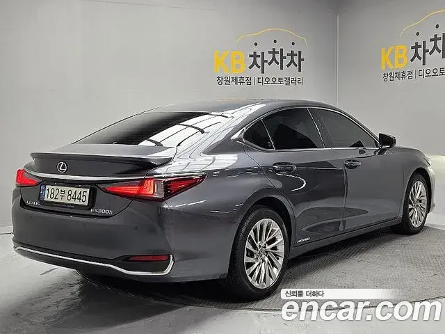 Lexus ES300h 2022 — Photo 4/18