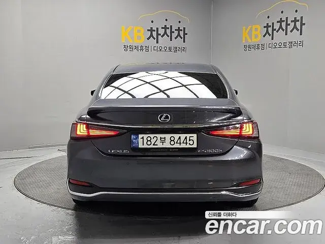 Lexus ES300h 2022 — Photo 5/18
