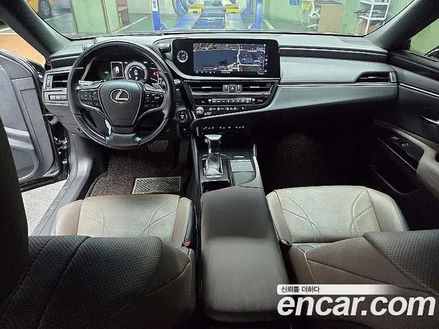 Lexus ES300h 2022 — Photo 9/18