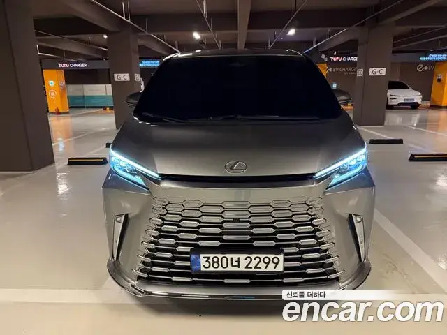 Lexus LM, 2025