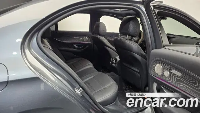 Mercedes-Benz E-Class 2023 — Фото 11/20