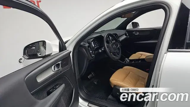 Volvo XC40 2021 — Photo 29/40