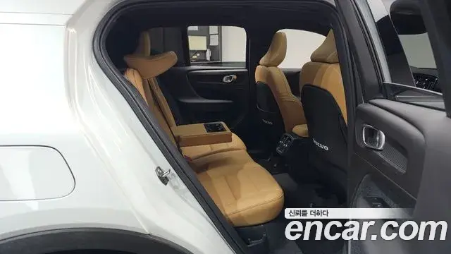 Volvo XC40 2021 — Photo 30/40