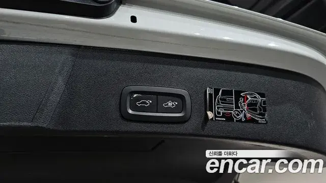 Volvo XC40 2021 — Photo 17/40