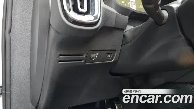 Volvo XC40 2021 — Photo 2/40