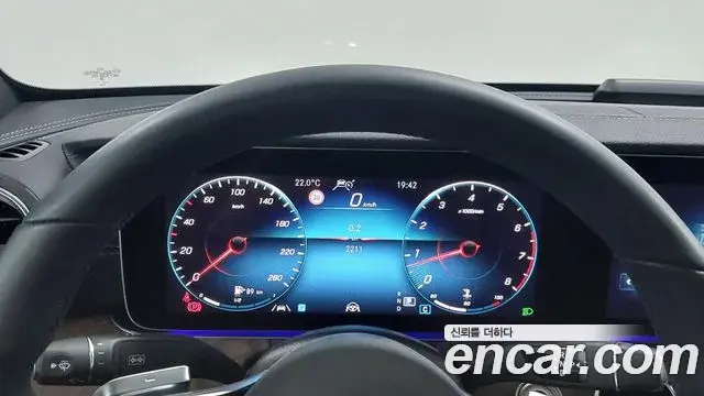 Mercedes-Benz E-Class 2023 — Photo 6/20