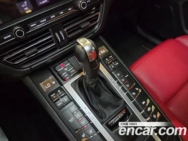 Porsche Macan 2020 — Фото 9/20