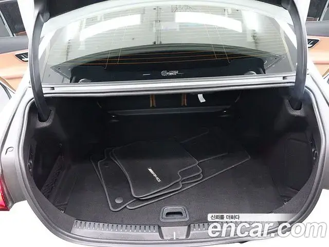 Mercedes-Benz E-Class 2024 — Photo 4/20